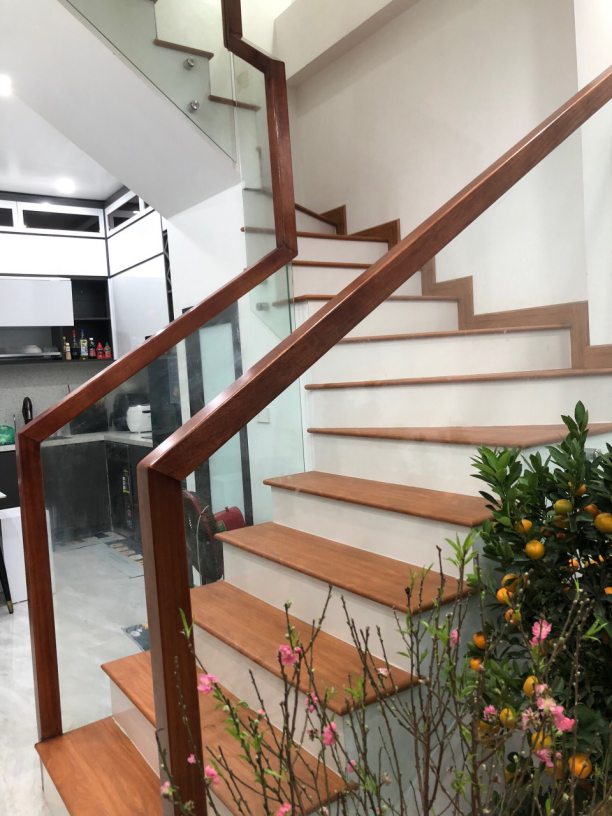 Mặt bậc cầu thang nhựa giả gỗ Bắc Ninh
